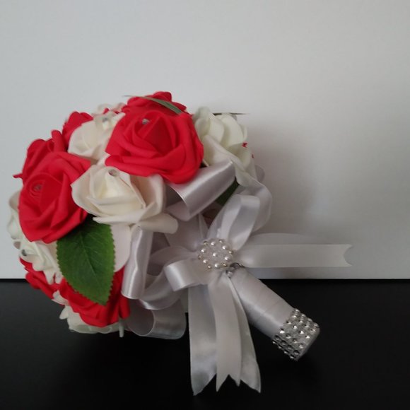 Bouquet of red and white foam roses, wedding bouquet, bouquet of XV years. - Picture 8 of 14